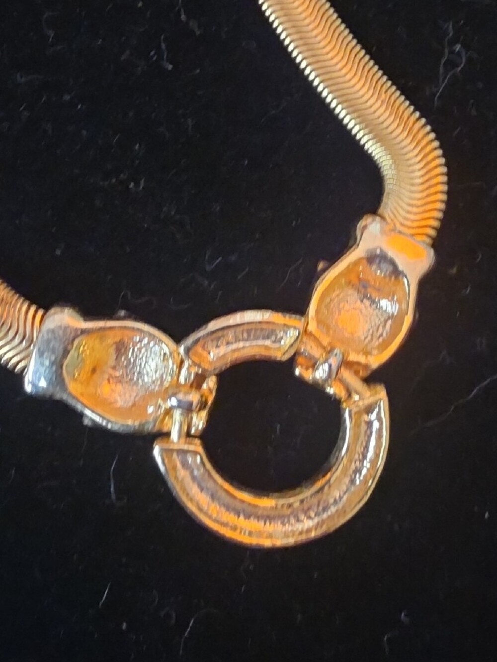 Vintage gold-tone statement necklace featuring dual Leopard terminals. - Picture 4 of 4